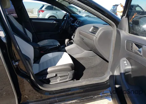 2016 Volkswagen Jetta 1.8T Sport z USA, uszkodzony, nr VIN 3VWD17AJ5GM233665